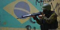 Militar em operação no Rio: Forças Armadas devem ficar no estado até o fim do ano  Foto: DW / Deutsche Welle