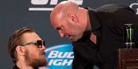 Conor McGregor conversa com Dana White em coletiva de imprensa (FOTO: Divulgação/UFC)  Foto: Lance!
