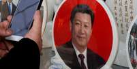 Homem tira foto de prato com imagem do presidente da China, Xi Jinping, em Pequim 26/02/2018 REUTERS/Thomas Peter  Foto: Reuters