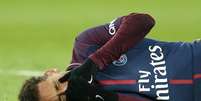 Neymar, do Paris Saint-Germain, é visto após lesão em partida contra o Olympique de Marseille, em Paris 25/02/2018  REUTERS/Stephane Mahe  Foto: Reuters