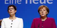  Annegret Kramp-Karrenbauer (esq.) e a chanceler alemã Angela Merkel (dir.) durante congresso da União Democrata-Cristã (CDU), em Berlim, na Alemanha
26/02/2018
 REUTERS/Fabrizio Bensch  Foto: Reuters