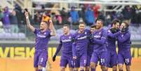 Vitor Hugo comemorando com os companheiros o gol da vitória da Fiorentina na Liga Italiana (Foto; Divulgação)  Foto: Lance!