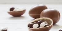 Ovos de Páscoa preto e branco com bombons  Foto: Shutterstock / TudoGostoso