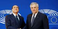 Ex-primeiro-ministro italiano Silvio Berlusconi cumprimenta presidente do Parlamento Europeu, Antonio Tajani, em Estrasburgo, na França 01/07/2017 REUTERS/Arnd Wiegmann  Foto: Reuters