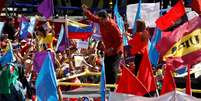 Maduro dança durante comício em Caracas
 27/2/2018    REUTERS/Marco Bello  Foto: Reuters