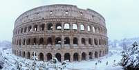 Coliseu é visto durante nevasca em Roma  Foto: Reuters