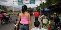 Milhares de venezuelanos têm cruzado as fronteiras com os países vizinhos para fugir da crise  Foto: Agência Brasil