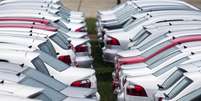 Carros novos estacionados em p&aacute;tio da montadora alem&atilde; Volkswagen em Taubat&eacute;, perto de S&atilde;o Paulo
30/03/2015
REUTERS/Roosevelt Cassio  Foto: Reuters