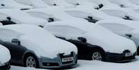 Carros ficam cobertos de neve em uma concessionária da Audi no Reino Unido  Foto: Reuters