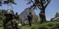 Com a intervenção, militares comandam a segurança pública no Estado do Rio de Janeiro  Foto: EPA / BBC News Brasil