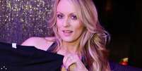 Atriz pornô Stephanie Clifford, conhecida como Stormy Daniels, posa para fotos em Long Island, Nova York 23/02/2018 REUTERS/Eduardo Munoz  Foto: Reuters