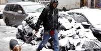Homem passeia com cachorro durante nevasca em Nova York
07/03/2018 REUTERS/Lucas Jackson  Foto: Reuters