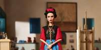 A boneca em homenagem a Frida Kahlo tem tecidos típicos do México, que viraram uma marca registrada da pintora  Foto: Divulgação / PurePeople