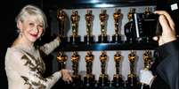 A atriz Hellen Mirren diante das estatuetas entregues na 90ª edição do Oscar.  Foto: Reprodução/Facebook @theacademy 