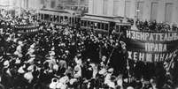 Na Rússia, em 1917, milhares de mulheres foram às ruas contra a fome e a guerra; a greve delas foi o pontapé inicial para a revolução russa e também deu origem ao Dia Internacional da Mulher  Foto: Getty Images / BBC News Brasil