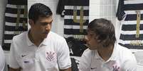 Os paraguaios Balbuena e Romero conversam no vestiário do Corinthians (Foto: Daniel Augusto Jr./AgenciaCorinthians)  Foto: Lance!