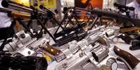 Armas expostas em feira na cidade de Orlando  Foto: Reuters