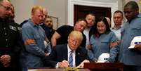 Trump assina regras sobre importação de aço e alumínio na Casa Branca  Foto: Reuters