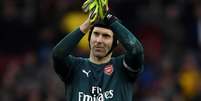 Petr Cech, do Arsenal, aplaude a torcida  Foto: Reuters