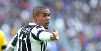Douglas Costa elogiou o foco e a determinação do craque português nos treinamentos da Juventus   Foto: Reuters