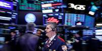 Operadores na Bolsa de Valores de Nova York, em Wall Street, Nova York, EUA
08/03/2018
REUTERS/Brendan McDermid   Foto: Reuters