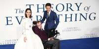 Atores Eddie Redmayne e Felicity Jones posam para foto com físico Stephen Hawking na estreia do filme "A Teoria de Tudo", em Londres 09/12/2014 REUTERS/Andrew Winning  Foto: Reuters