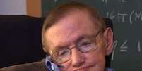 <p><span>Stephen William Hawking abordou temas como a natureza da gravidade e a origem do universo</span></p>  Foto: Youtube / Famosidades