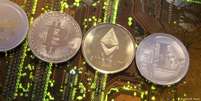 Modelos das moedas virtuais Ripple, Bitcoin, Etherum e Litecoin  Foto: DW / Deutsche Welle