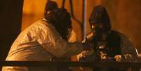 Membros dos servi&ccedil;os de emerg&ecirc;ncia usam roupas de prote&ccedil;&atilde;o perto do banco onde o ex-espi&atilde;o russo Sergei Skripal e sua filha Yulia foram encontrados envenenados em Salisbury, no Reino Unido
13/03/2018
REUTERS/Henry Nicholls  Foto: Reuters