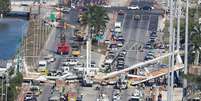 Queda da passarela de pedestres, construída para alunos da Universidade Internacional da Flórida atravessarem rodovia, deixou ao menos seis mortos  Foto: Reuters / BBC News Brasil