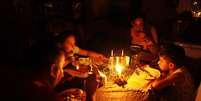 Lisney Albornoz e sua família usam velas para jantar em San Cristóbal
 14/3/2018    REUTERS/Carlos Eduardo Ramirez  Foto: Reuters