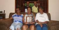 Claudete, Claudecir e Cleusa (da esq., sentadas), Claumir e Cl&aacute;udio (da esq, em p&eacute;): 'Bate uma saudade!' | Foto: Renata Bernardo  Foto: BBC News Brasil