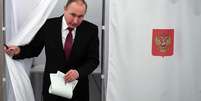 Vladimir Putin vota na eleição presidencial russa  Foto: Reuters