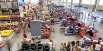 Consumidores fazem compras em mercado em São Paulo 11/01/2017 REUTERS/Paulo Whitaker  Foto: Reuters