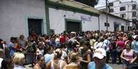 População local faz fila para comprar itens básicos em supermercado em San Antonio,  no Estado de Tachira, na Venezuela
24/08/2015
REUTERS/Carlos Eduardo Ramirez  Foto: Reuters