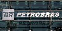 The logo of state-run oil company Petrobras is pictured in the company headquarters in Vitoria, Espirito Santo, Brazil, February 10, 2017. REUTERS/Paulo Whitaker - RC1F084AA820  Foto: Reuters