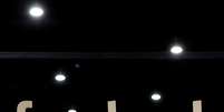 Logo do Facebook &eacute; visto em evento em Maryland, nos Estados Unidos 23/02/2018      REUTERS/Joshua Roberts   Foto: Reuters