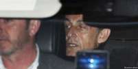 Ex-presidente francês Nikolas Sarkozy dentro de carro ao deixar custódia  Foto: DW / Deutsche Welle