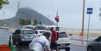 Homens trabalham para escoar bolsão d'água na Avenida Atlântica com Avenida Princesa Isabel, em Copacabana  Foto: Centro de Operações da Prefeitura do Rio/Divulgação
