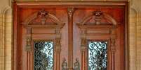 1. Portas de madeira são super clássicas e com muitos detalhes.  Foto: Viva Decora