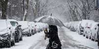 Mulher caminha em meio à neve em rua do Brooklyn, em Nova York  Foto: Reuters