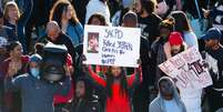 Manifestantes protestam contra a morte de homem negro desarmado pela polícia em Sacramento, Califórnia 22/03/2018 Kelley L Cox-USA TODAY Sports  Foto: Reuters
