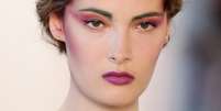 Maquiadora Milena Brambilla dá dicas de beleza ultra violet: 'Caso você queira usar o violet na boca e nos olhos, o legal é alternar os tons. Usar um tom mais claro nos olhos e escuro na boca ou vice e versa'  Foto: Getty Images / PurePeople