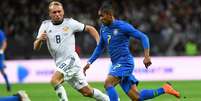 Douglas Costa atuou aberto pela ponta esquerda (Foto: KIRILL KUDRYAVTSEV / AFP)  Foto: Lance!