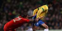 Hulk tenta passar pela marcação russa no amistoso Brasil x Rússia, disputado em 2013.  Foto: MowaPress