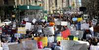 Milhares de manifestantes se reúnem no Central Park West em protesto pelo controle de armas nos Estados Unidos as armas  Foto: Agência Brasil