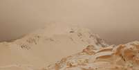 Segundo metereologistas, aspecto alaranjado da neve é registrado a cada cinco anos  Foto: Margarita Alshina / BBC News Brasil