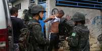 Militares em operação na comunidade carioca de Vila Kennedy 
 8/3/2018    REUTERS/Pilar Olivares   Foto: Reuters