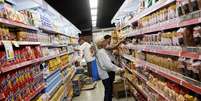A customer looks at the prices at a supermarket in Rio de Janeiro, Brazil, May 6, 2016. REUTERS/Nacho Doce - S1BETCMMIOAA  Foto: Reuters