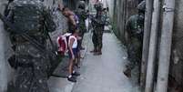 Homens do Exército e das polícias do Rio fazem uma operação, na manhã desta terça-feira (27), em comunidades do Lins de Vasconcelos, na Zona Norte do Rio de Janeiro (RJ).  Foto: José Lucena/Futura Press